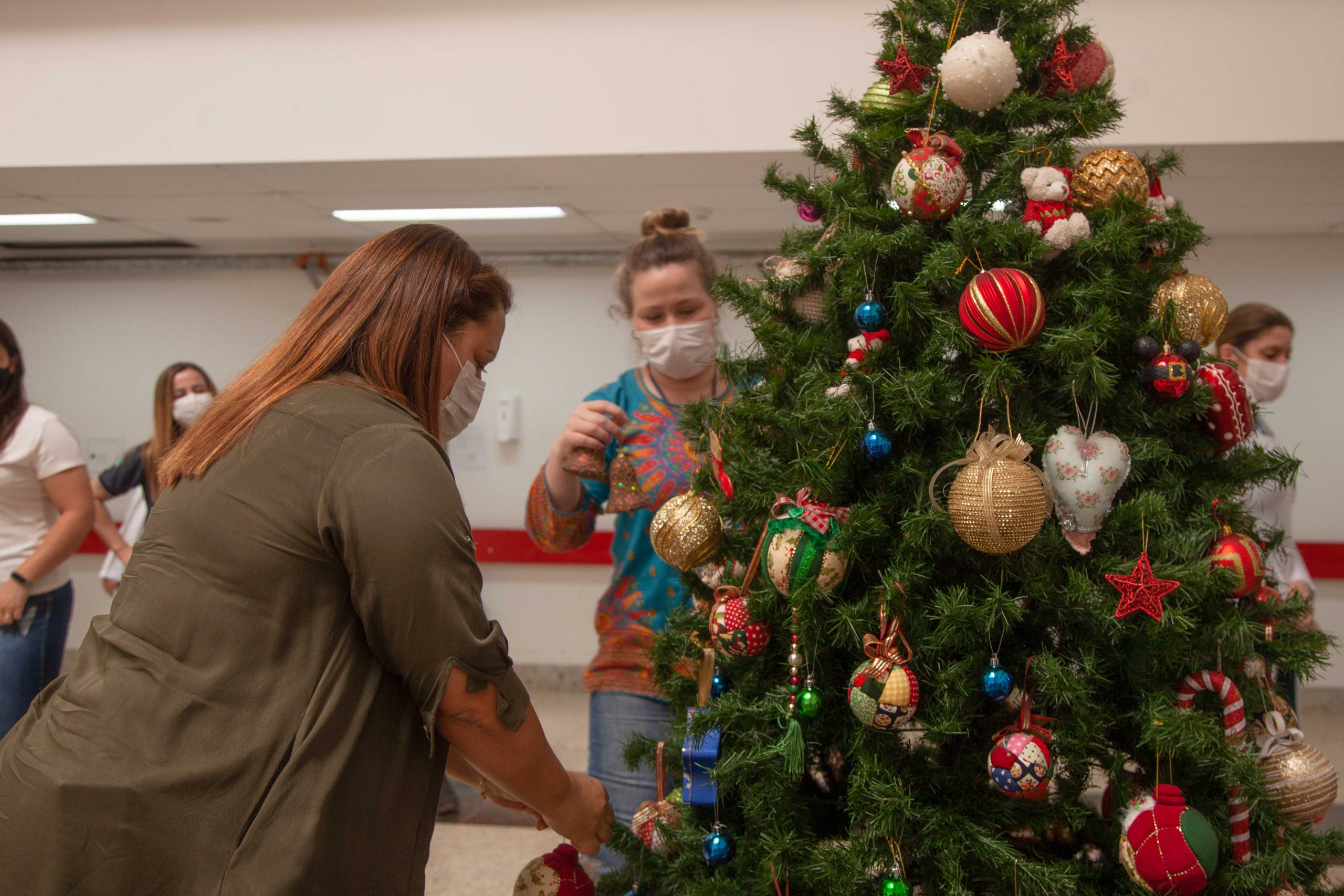 HU-UEPG inicia programação de Natal com montagem de árvore – Hospital  Universitário Regional dos Campos Gerais