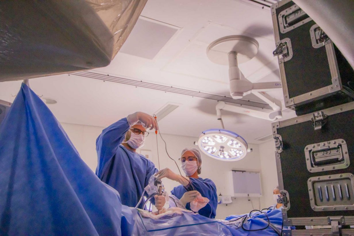HU-UEPG realiza cirurgias inéditas de endoscopia de coluna pelo SUS